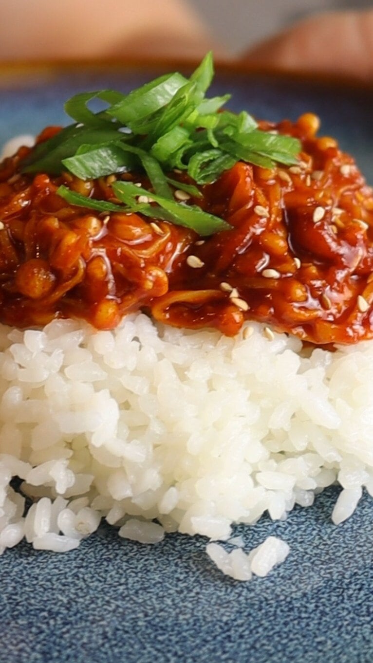 Enoki mit Gochujang Sauce