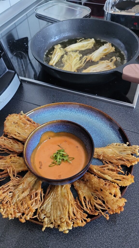 Enoki Pilze beim Frittieren