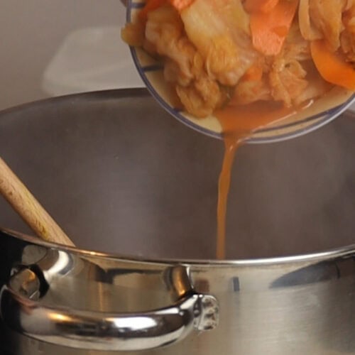 Kimchi im Topf bei Kimchi Jjigae