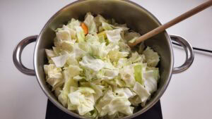 Kohl zu Kohlsuppe hinzufügen