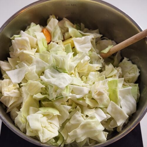 Kohl zu Kohlsuppe hinzufügen