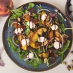 Sommersalat mit pfirsich und feta