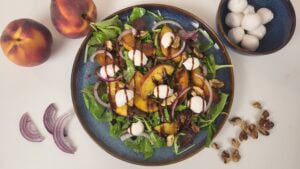 Sommersalat mit pfirsich und feta