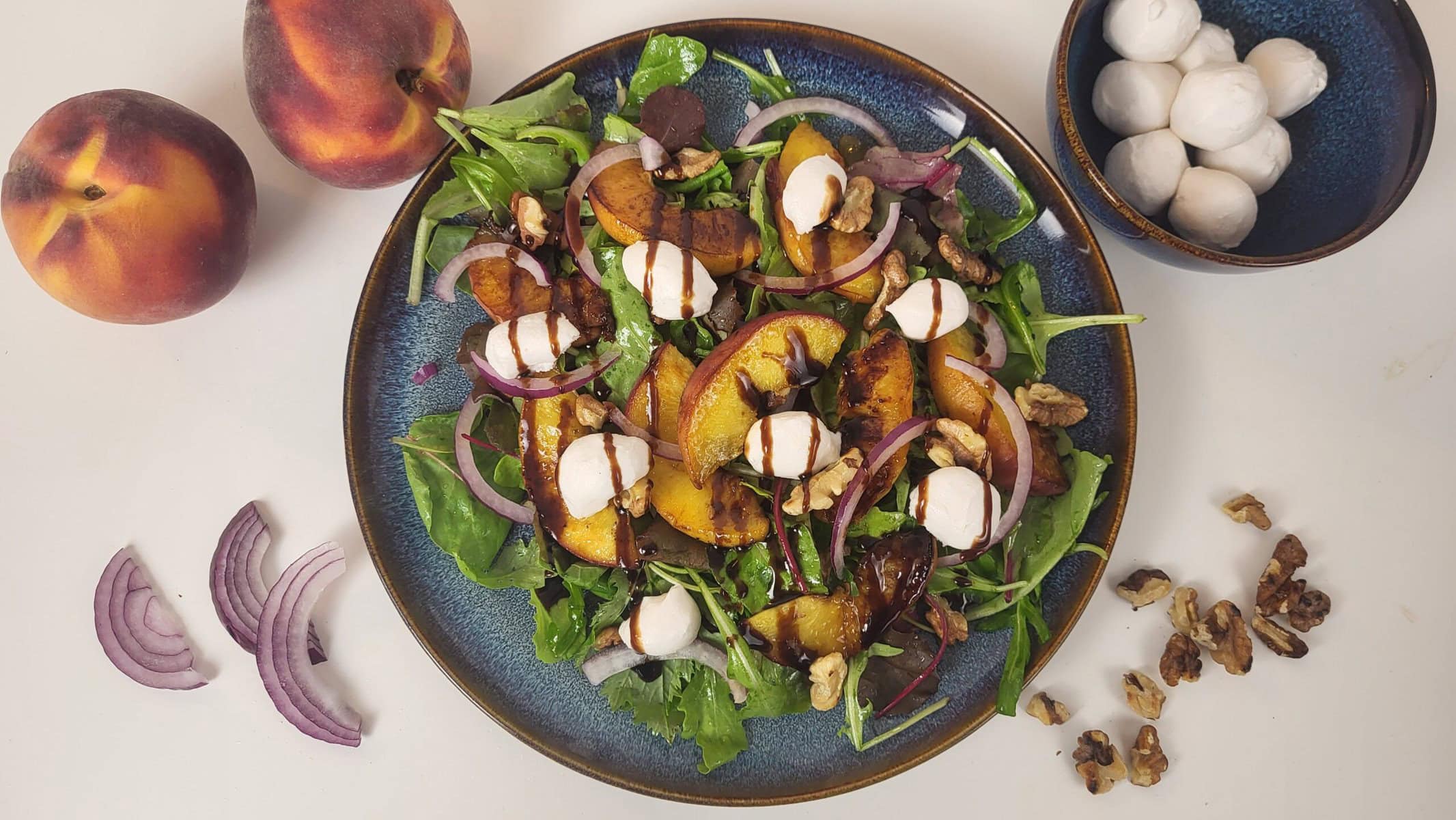 Sommersalat mit pfirsich und feta