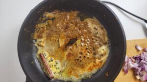Veganes Butter Chicken Gewürze anrösten
