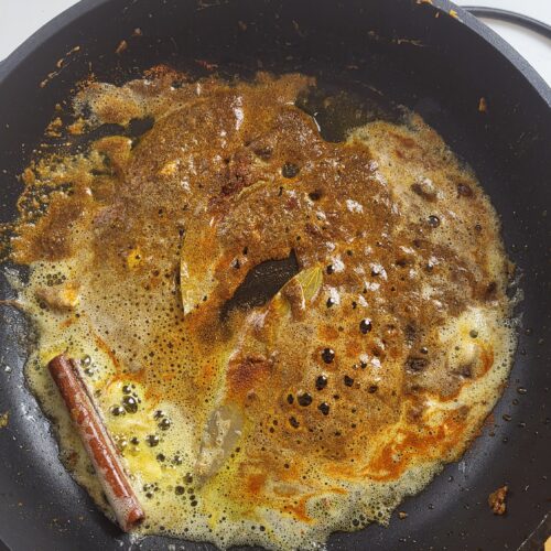 Veganes Butter Chicken Gewürze anrösten