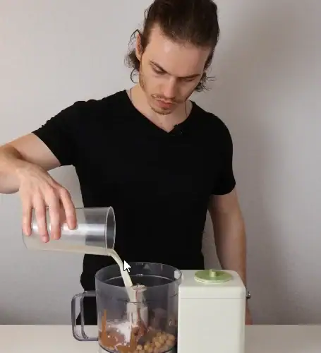 Zutaten in Mixer geben
